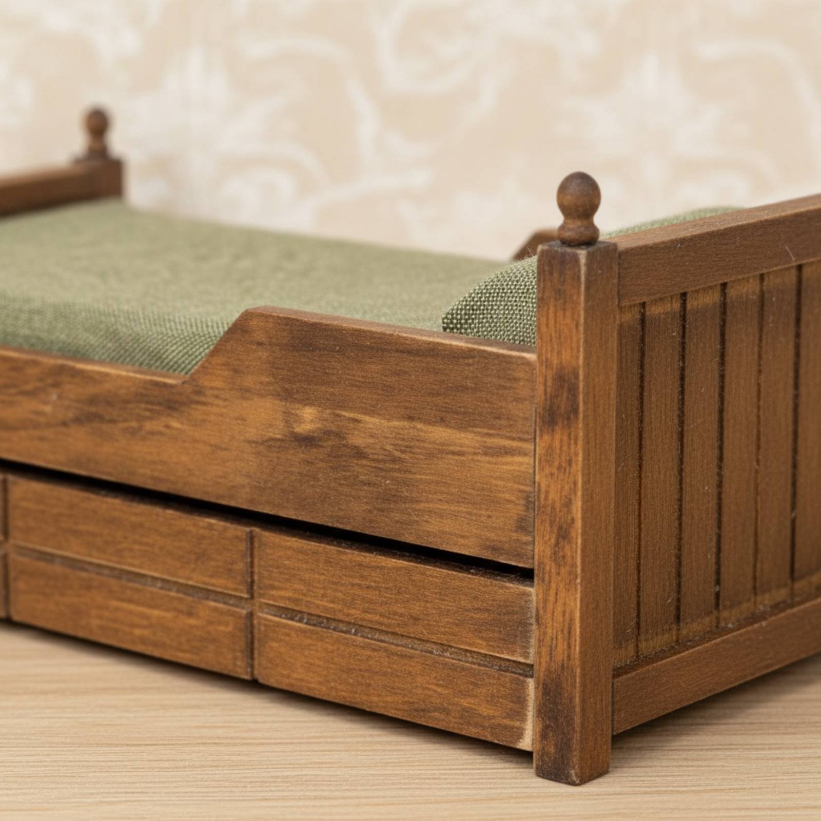 1:12 Scale Wooden Bed Handmade - Vintage Fashion Design recension och pris